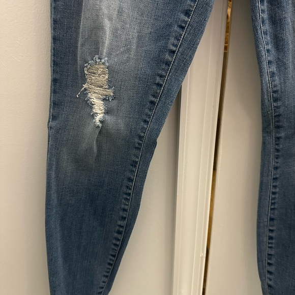 Jessica Simpson jeans in a stunning blue color with frayed ends, skinny fit - Picture 13 of 13